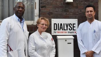 Wenn sich nicht bald etwas ändert, sehen die leitenden Ärzte der Delmenhorster Dialysepraxis Dr. Edward T. Rutayungwa (von links), Dr. Veronika Vahlhaus-Rutayungwa und Dr. Siamak Mina schwarz für die Zukunft der Einrichtung.