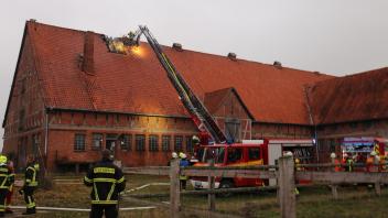 Restlöscharbeiten an dem alten Kuhstall in Rodenwalde. Einsatzkräfte mussten einen Teil des Dachstuhls öffnen. 