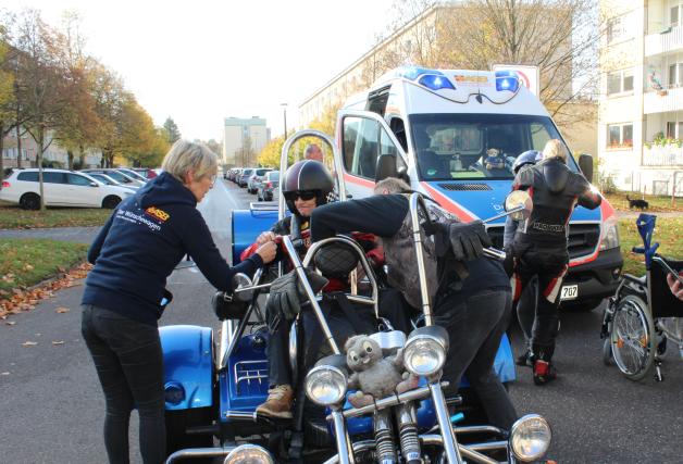 Wünschewagen-Ehrenamtlerin Gundi Stoffel vergewissert sich, dass Stefan Thießen auf dem Trike sicher und trotzdem bequem sitzt . Wünschewagen-Ehrenamtlerin Gundi Stoffel vergewissert sich, dass Stefan Thießen auf dem Trike sicher und trotzdem bequem sitzt .