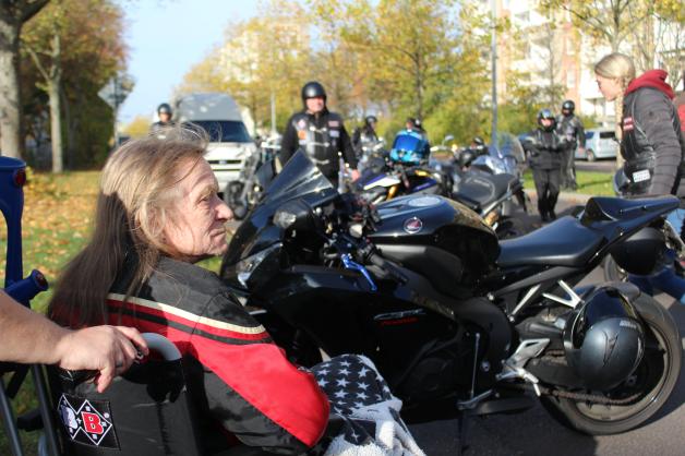 87 Motorräder fahren vor, um den vielleicht letzten großen Wunsch von Stefan Thießen wahr werden zu lassen. 87 Motorräder fahren vor, um den vielleicht letzten großen Wunsch von Stefan Thießen wahr werden zu lassen.
