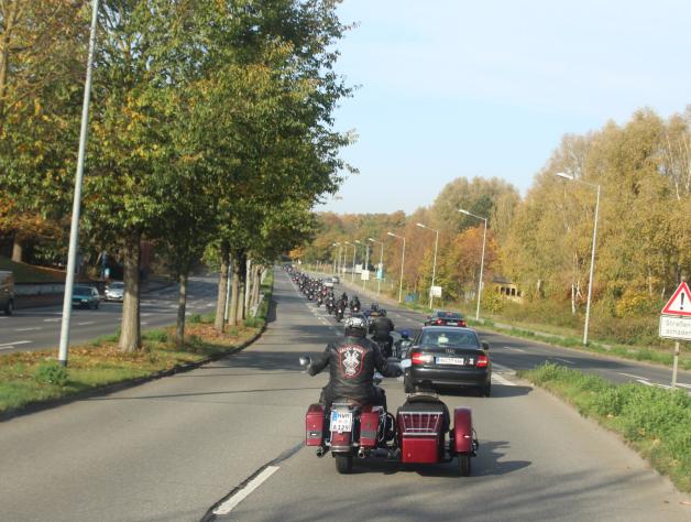 Kein Ende in Sicht: In Kolonne fahren die Motorräder durch Schwerin  und dann in Richtung  Ostsee.