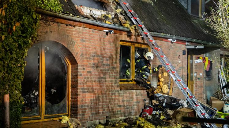 Am Dienstagnachmittag kam es zu einem Gooßfeuer in Göhl im Kreis Ostholstein. Die Feuerwehr konnte den Bewohner und eine Katze aus den Flammen retten.