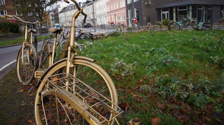 16 goldene Fahrräder zieren derzeit den Kreisverkehr am Bahrenfelder Steindamm.