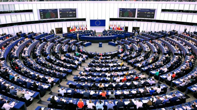 Abstimmung im Plenarsaal des Europäischen Parlaments. Straßburg, 06.07.2022 *** Voting in the plenary hall of the Europ