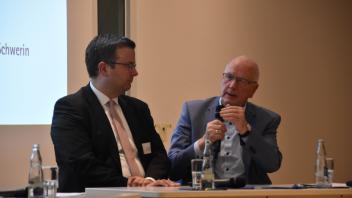 Diskutierten über Schwerins Chancen als Hochschulstandort: Stadtpräsident Sebastian Ehlers und Dr. Joachim Wegrad (r.), Vorsitzender des Vereins Förderer von Hochschulen in Schwerin.
