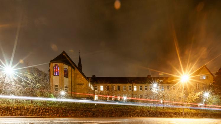Die Diako im Licht der Straßenlaternen: Das Krankenhaus ist eine gGmbH und gehört der der Ev.-Luth. Diakonissenanstalt zu Flensburg, die wiederum eine Körperschaft öffentlichen Rechts ist. Die Diakonissenanstalt am Abend - 22.11.2022 - Foto Marcus Dewanger
