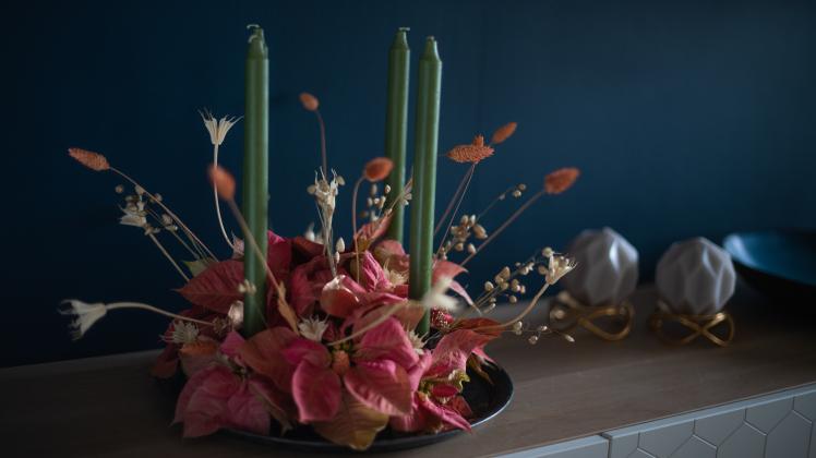 Am 27. November ist 1. Advent. Haben Sie schon dekoriert? Statt Kranz kann auch ein Trockenblumen-Arrangement mit Kerzen schön aussehen.