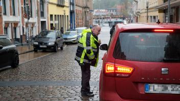 Einsatzkräfte des Bezirksrevieres kontrollieren die
Einhaltung des Durchfahrtsverbotes in der Rathausstrasse in Flensburg.