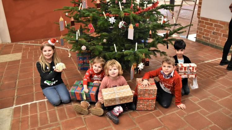 Schmückten am Mittwochnachmittag den Weihnachtsbaum im Rathaus: Kinder aus Familien, die an zwei Programmen des Rostocker Kinderschutzbundes teilnehmen.