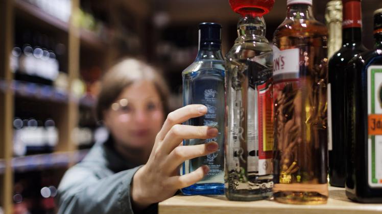 Junge Frau, Studentin kauft alkoholische Getraenke im Supermakt ein. copyright: Ute Grabowsky/photothek Radevormwald Deu