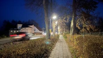 Hier in der Bahnhofstraße in BÜtzow sorgen sogenannte Ausleger für einen gut ausgeleuchtete Fußweg unter den Alleebäumen.