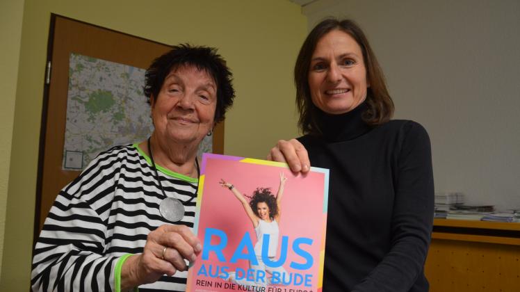 Für die Kulturkarte kukuk werben Marlies Mennewitsch-Holtkamp und Sandra Pardieck vom Familienbüro der Stadt Bramsche.