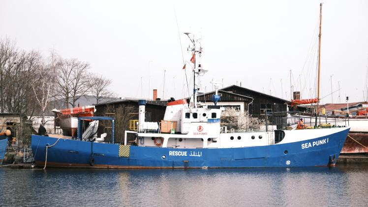 Im Greifswalder Hafen lag die Sea Punk I. Gerson Reschke und der Verein Sea Punks bauen sie für die Seenotrettung aus.
