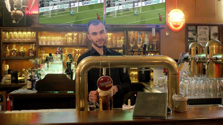 Niman Naderi, Juniorchef in der Bar „Ruby Days, hat nicht extra für das Deutschland Spiel bei der WM 2022 in Katar früher geöffnet. Die anderen Spiele wird er aber zeigen.