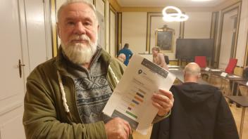 Christoph Müller (70) wirft der Stadt Eutin Wahlbeeinflussung vor. Er legt Einspruch ein am Abend des Gemeindewahlausschusses und zweifelt die Rechtmäßigkeit der Bürgermeisterwahl an.