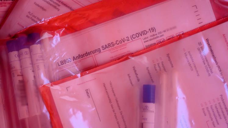 PCR-Test: Labortüten mit Proben von Patienten, die auf Sars-Cov2 untersucht werden. / PCR test: Laboratory bags with sam