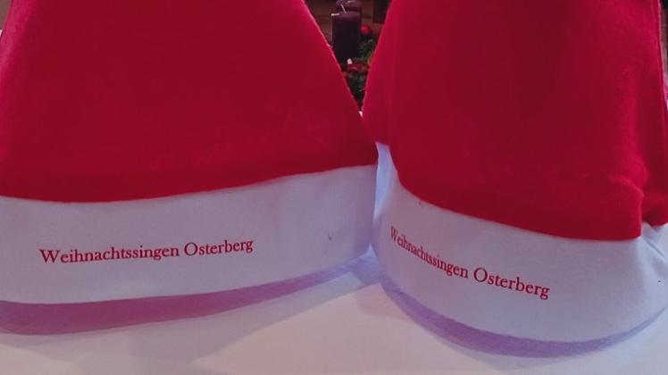1000 Nikolausmützen verteilt Familie Urban beim Weihnachtssingen am 17. Dezember.