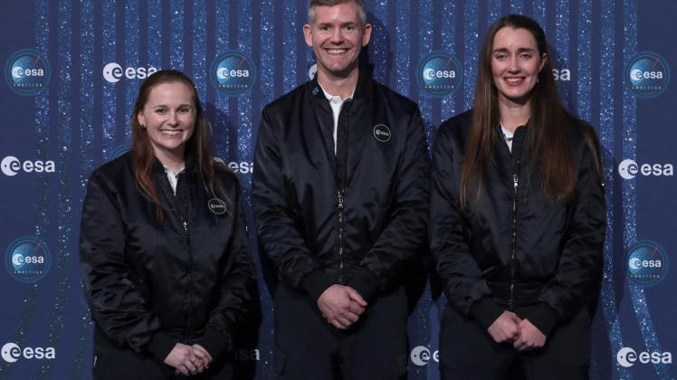 ESA Astronaut Class of 2022 Meganne Christian (L), John McFall (C), and Rosemary Coogan (R) pose during a ceremony to unveil the European Space Agency new class of career astronauts in Paris on November 23, 2022. - ESA choose two women and three men from five different Western European countries out of more than 22,500 applicants. (Photo by Joël SAGET / AFP)