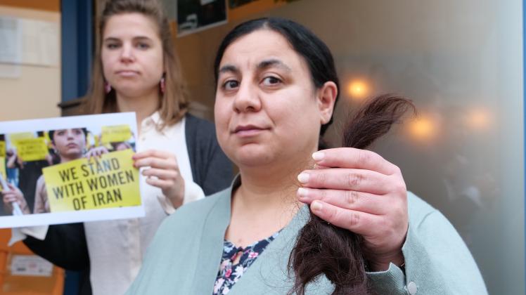 Gülüstan Genc möchte in solidarischer Verbundenheit mit Masha Amini ein Zeichen setzen und trennt sich  von ihrer Haarpracht.