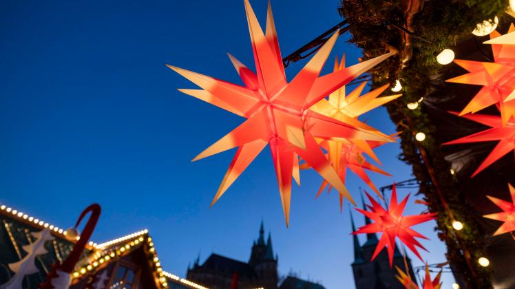Der 172. Erfurter Weihnachtsmarkt auf dem Domnplatz wird 31 Tage geöffnet bleiben. Erfurt, 23.11.2022 *** The 172 Erfur