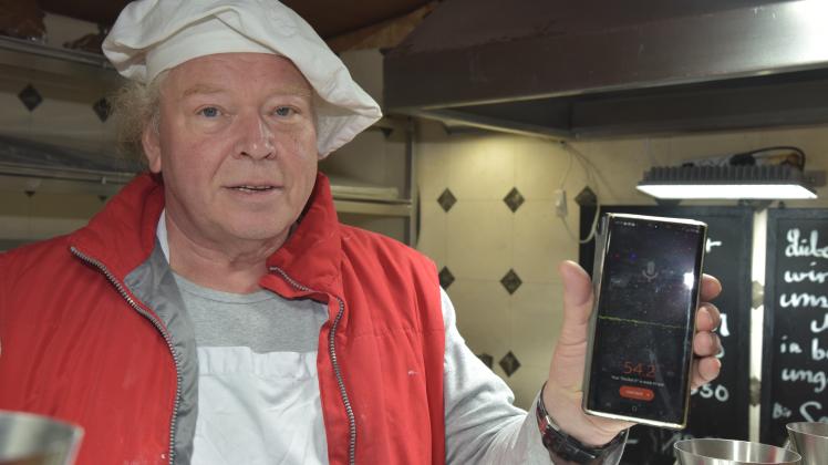 Mutzenbäcker Klaus Otto empfand den Lärm als gesundheitsschädlich. Jetzt zeigt seine Handy-App wieder akzeptable Lautstärkewerte an.