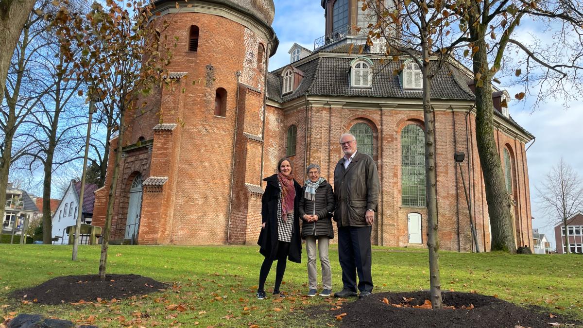 Förderverein stiftet der Rellinger Kirche vier neue Linden