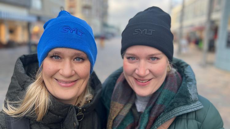 Katharina Wittmann (31) und Sandra Endemann (35) aus Frankfurt halten sich mit Sylt-Mützen warm. Die beiden Schwestern urlauben jedes Jahr auf Sylt. Tee von der Insel gehört dabei zu ihren liebsten Souvenirs. 