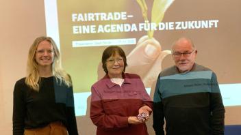 Referent Albert Röhl gab Ulrike Müller-Kopsch (Mitte), Vorsitzende der Steuerungsgruppe, und Lisa Schill, Klimaschutzmanagerin, Impulse für den Weg zur Fairtrade Town.