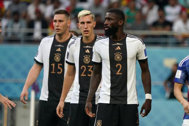 Die deutsche Verteidigung mit Niklas Süle, Nico Schlotterbeck und Antonio Rüdiger hatte gegen Japan große Probleme. 