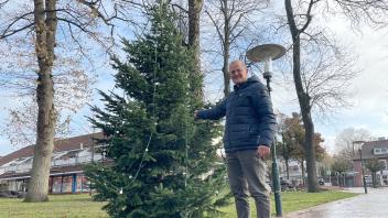 Dieter Thara freut sich, dass der Weihnachtsbaum Licht ins Dunkle bringt. 