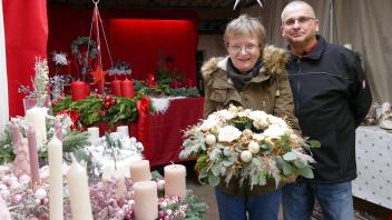 Bei den Bastelarbeiten für den wohl kleinsten Weihnachtsmarkt in Nordwestmecklenburg wird Sabine Strohkirch von ihrem Lebensgefährten Gerd Wienck unterstützt.