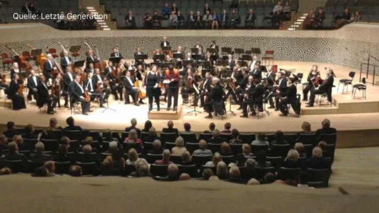 Klimaaktivisten: Klebeaktion in der Elbphilharmonie Klimaaktivisten: Klebeaktion in der Elbphilharmonie
