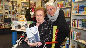 Gabriele Claaßen (68, rechts) hat das Leben ihrer Mutter Käthe Stüve (92) aufgeschrieben. Buchhändlerin Sabine Jünemann freut sich, die frisch publizierte Familiengeschichte anbieten zu können. 