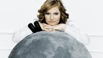 Sängerin Pe Werner macht dem Mond eine musikalische Liebeserklärung. 