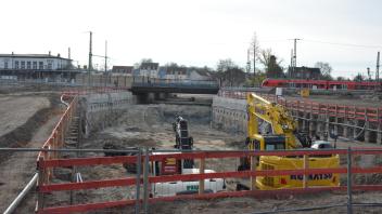 Beim Bau der Eisenbahnüberführung in Ludwigslust ist der Spezialtiefbau termingerecht abgeschlossen worden. Im ersten Quartal 2023 startet der eigentliche Tunnelbau.