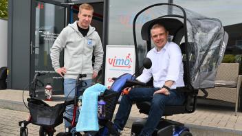 Björn Weber und Stephan Hanel bringen am Freitag und Samstag die Rollatoren der Besucher der Aktionstage in Schuss.