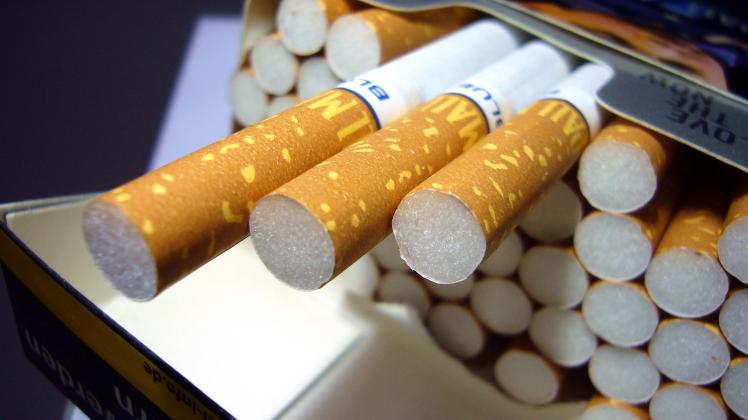 Offene volle Zigarettenschachtel,Zigaretten *** Open full cigarette pack,cigarettes