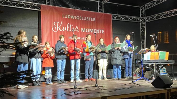 Der Jugendchor der Stadtkirche Ludwigslust stimmte die Besucher des Adventsmarktes musikalisch auf die besinnliche Zeit ein.