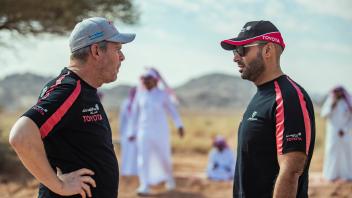 Dirk von Zitzewitz im Gespräch mit Yazeed Al-Rajhi (rechts) während der Rallye Saudi Baja 2022-Hail vom 10. bis 12. November in Saudi-Arabien.