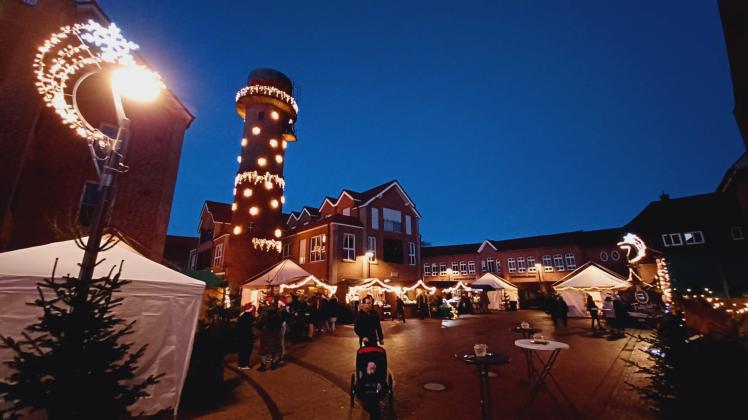 Rund um den alten Wasserturm zwischen Markt und Ritterstraße findet der Weihnachtsmarkt in Haselünne statt.