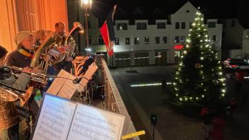 Die Bläser der evangelischen-lutherischen Kirchengemeinde Bützow schalten mit ihren besinnlichen Klängen die Lichterkette am Weihnachtsbaum vor dem Bützower Rathaus ein.