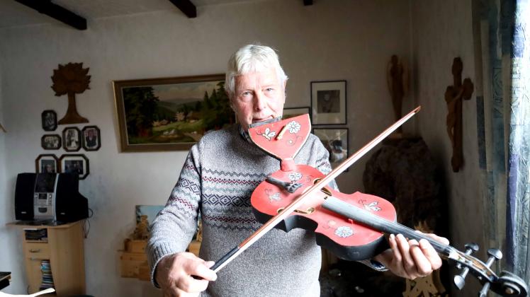Aus Sperrholz hat Josef Zirp diese besondere Geige angefertigt.