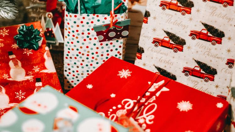 Dutzende Geschenke unter dem Weihnachtsbaum: Jeder zehnte Deutsche setzt sich kein Limit, wie viel er zum Fest ausgeben will.
