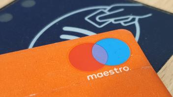 Winden Themenbild - Maestro, Girocard, Girokarte, Zahlungsverkehr, Kartenzahlung, Bezahlkarte Themenbild - Maestro, Giro
