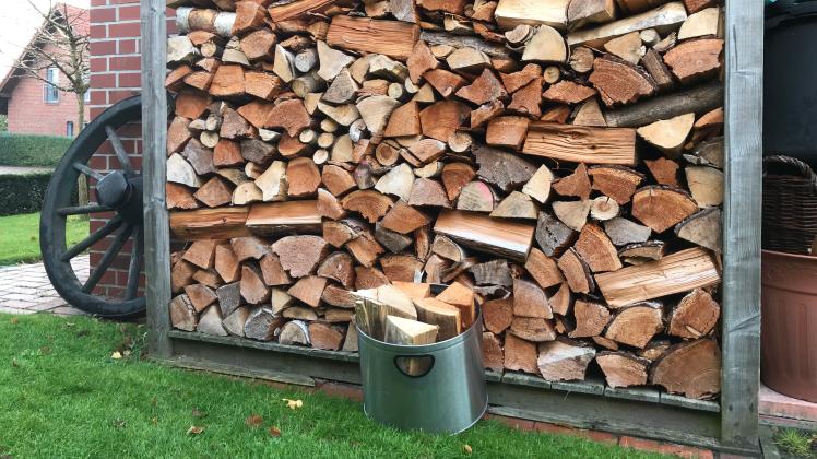 Viele Emsländer haben sich schon mit Brennholz für den Winter eingedeckt. Die Nachfrage ist aber weiterhin hoch - ebenso wie die Preise. 