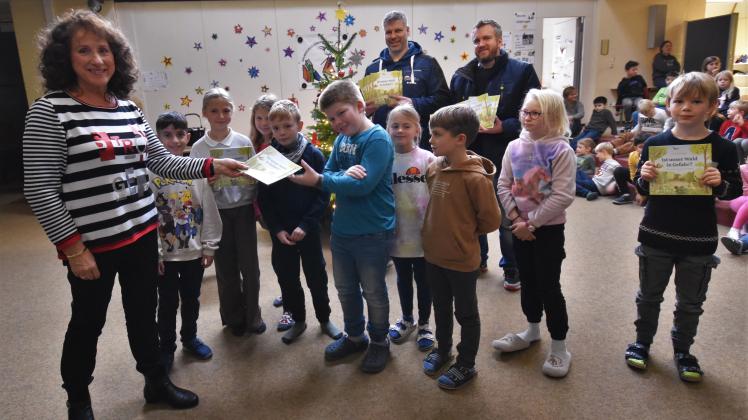 Karin Jenta verschenkt an die Kinder der Grundschule Dürer Straße ihre neuen Bücher „Ist unser Wald in Gefahr?“. Möglich wurde die Aktion durch die Old Tablers 491 Delmenhorst.
