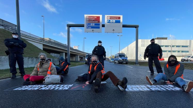 Umwelt-Aktivisten blockieren Zufahrt zum Flughafen BER