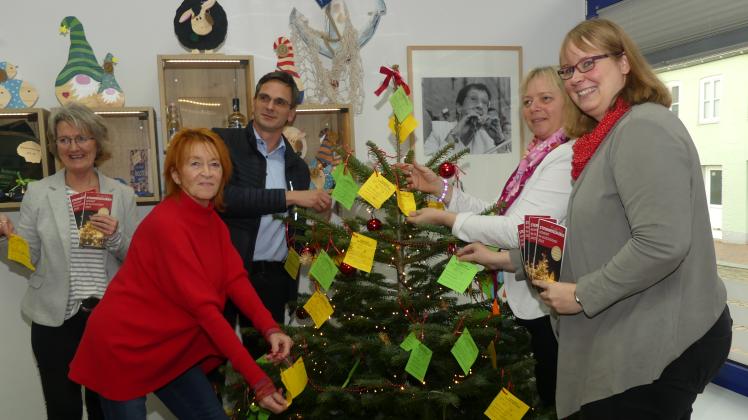 Bereiteten den Weihnachtswunschbaum vor, der seit Freitag „geplündert“ werden darf: Corinna Gross, Sabine Schade, Udo Krüger, Daniela Ruge und Anne Witzdam.