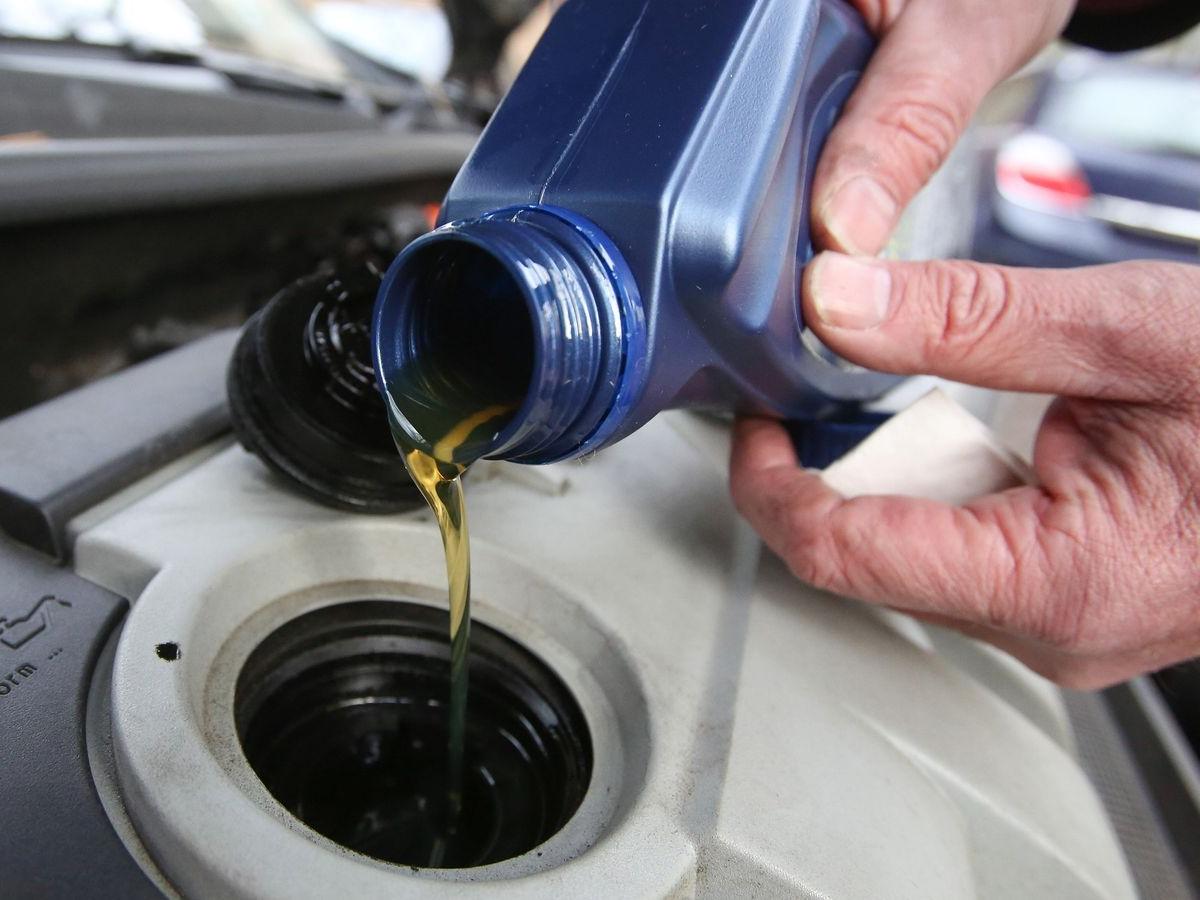 Motoröl nachfüllen – niedriger Ölstand, Ölverdünnung & Tipps