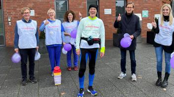 Mit einem großen Hallo wurde Dr. Hartmut Ebbecke vor dem Bonifatius-Hospital in Lingen begrüßt, nachdem er seinen Marathonlauf rund um Lingen im Rahmen einer Spendenaktion für Frühgeborene absolviert hatte.